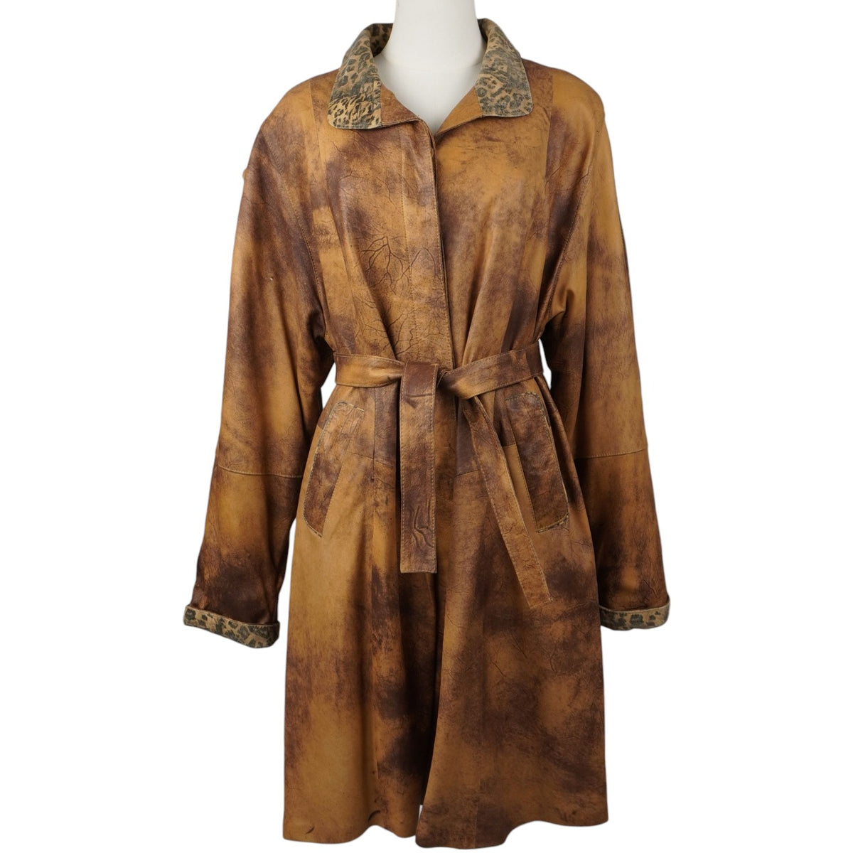 Trench vintage donna effetto pelle invecchiata marrone - Chiusura con cintura in via sul manichino