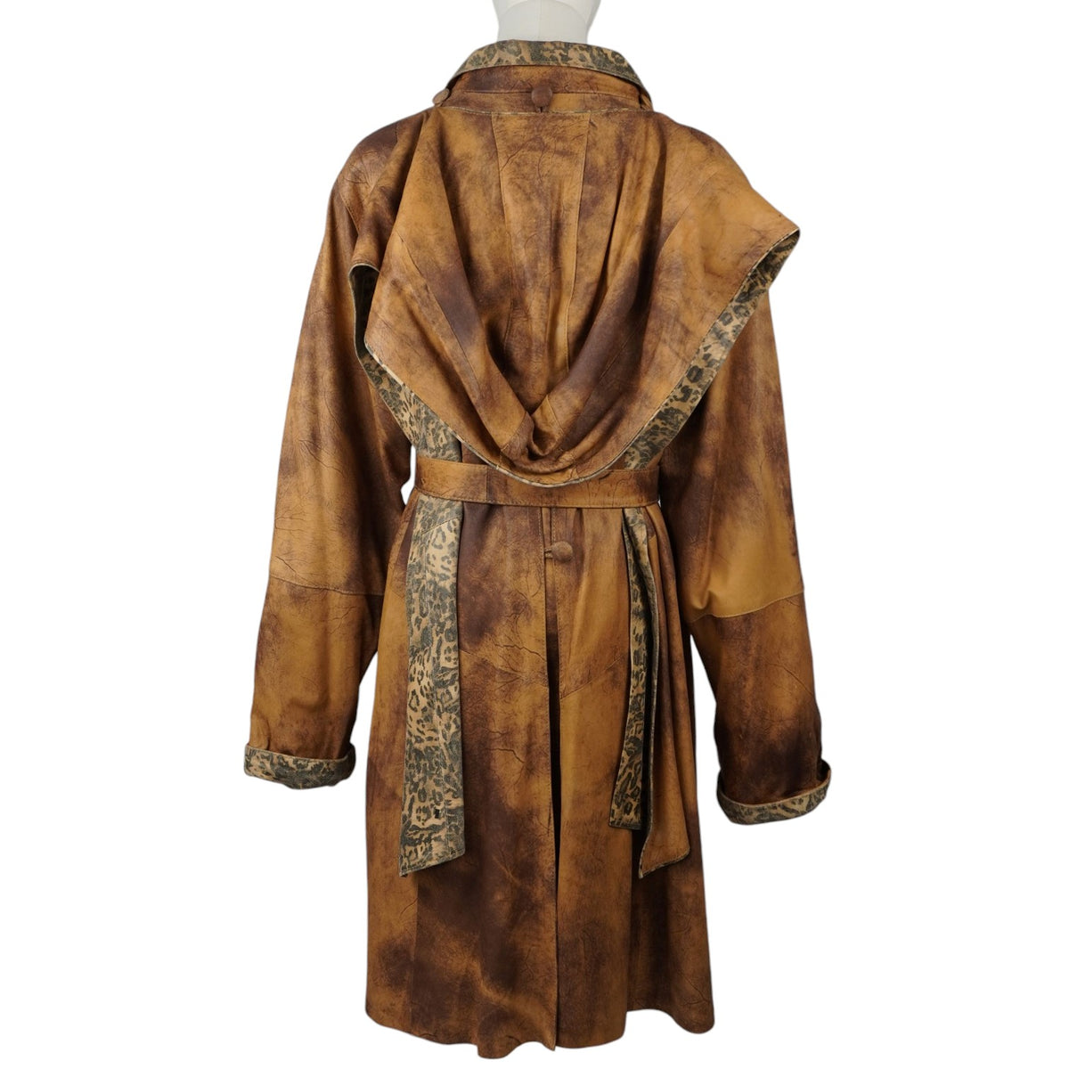 Trench vintage donna effetto pelle invecchiata marrone - Chiusura con cintura in via sul manichino