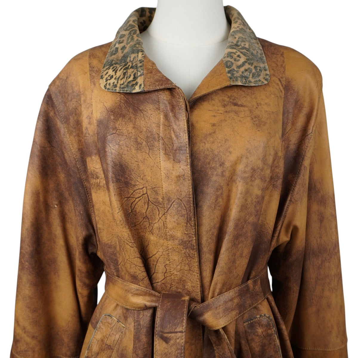 Trench vintage donna effetto pelle invecchiata marrone - Chiusura con cintura in via sul manichino