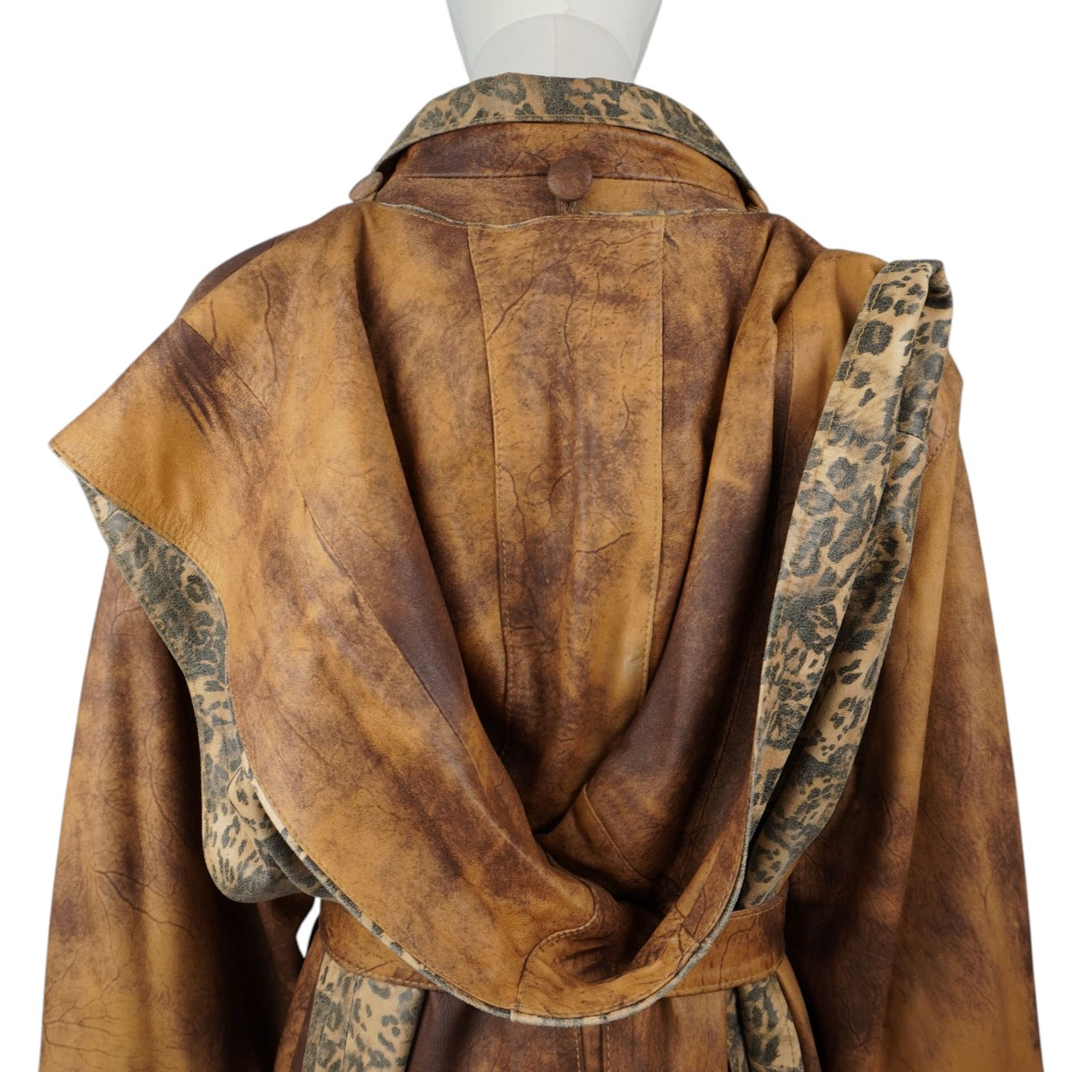 Trench vintage donna effetto pelle invecchiata marrone - Chiusura con cintura in via sul manichino