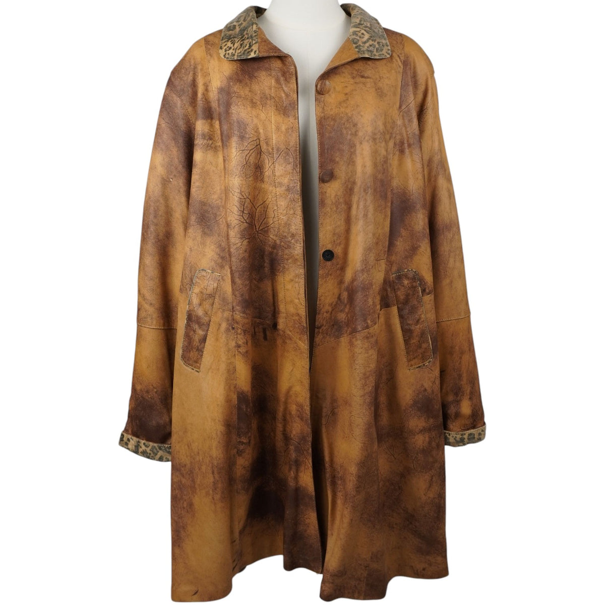 Trench vintage donna effetto pelle invecchiata marrone - Chiusura con cintura in via sul manichino