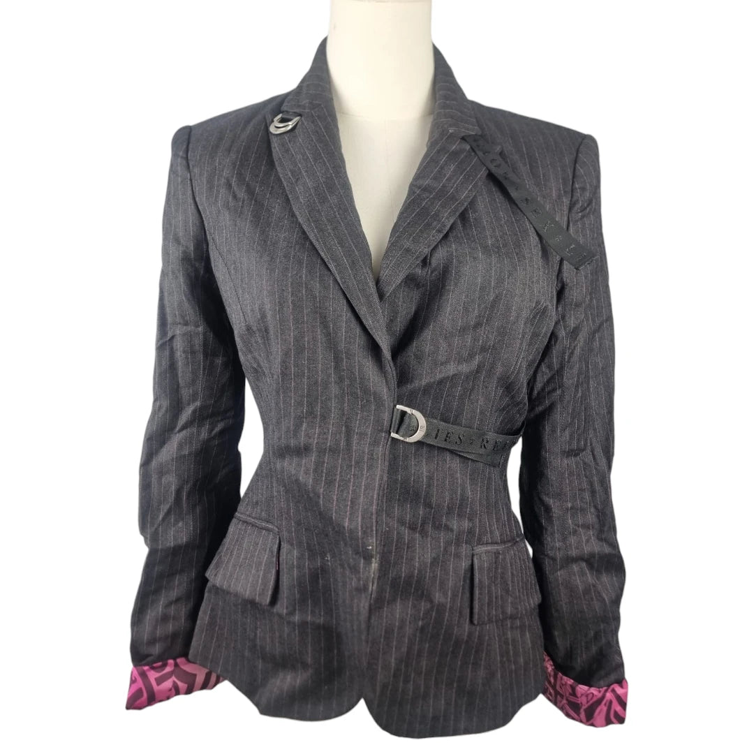 Vista frontale completa del blazer avvitato John Richmond gessato su manichino.