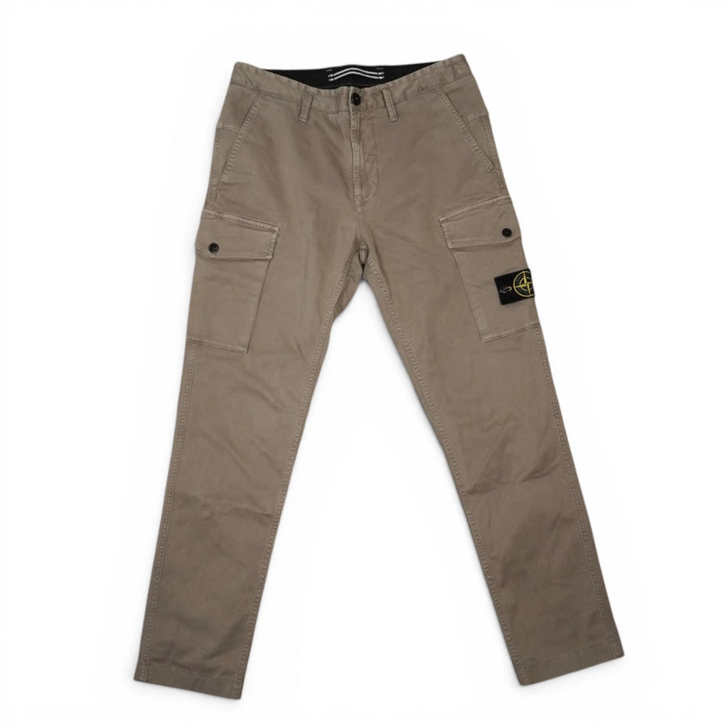 Vista frontale completa dei pantaloni cargo fango Stone Island con passanti e tasche laterali.