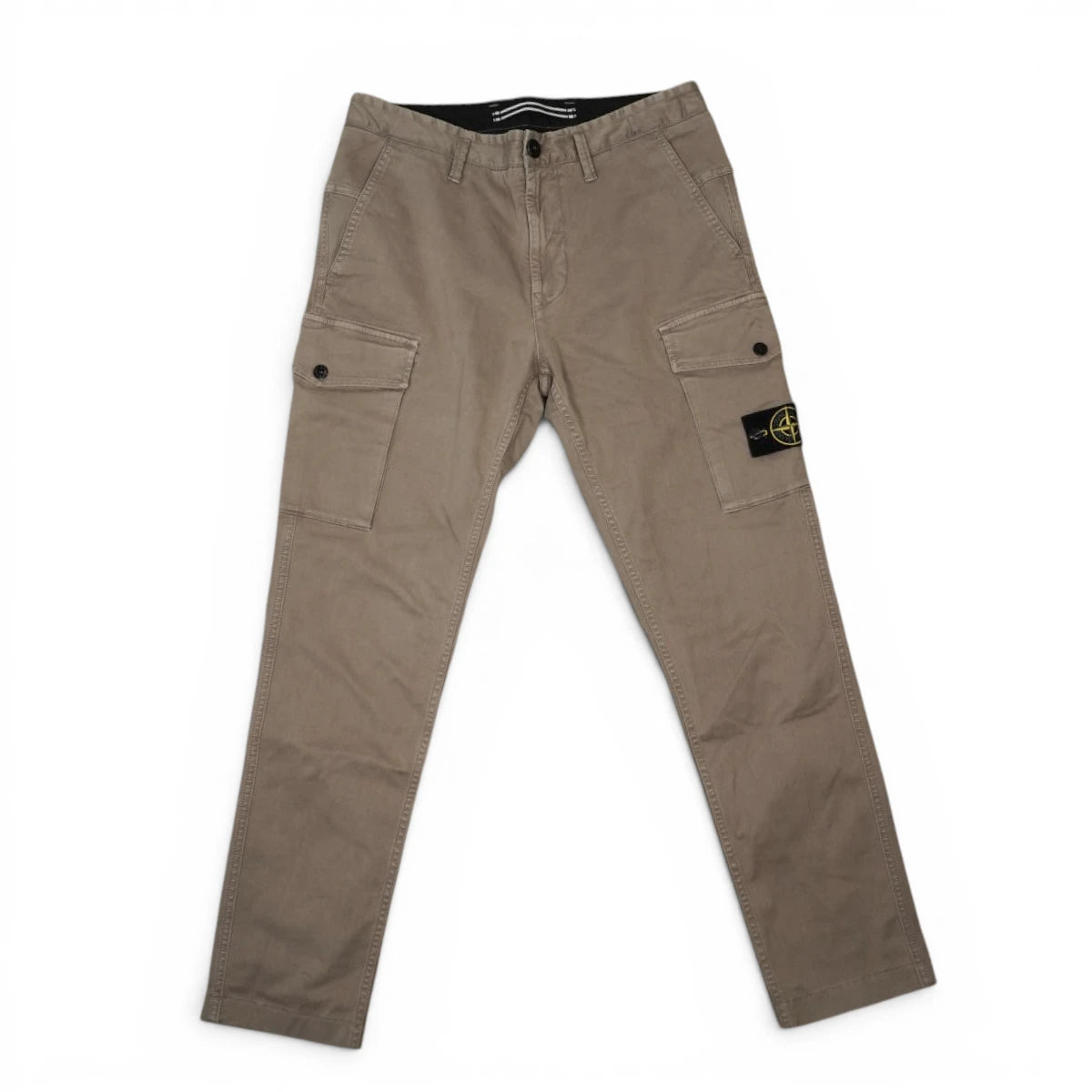 Vista frontale completa dei pantaloni cargo fango Stone Island con passanti e tasche laterali.