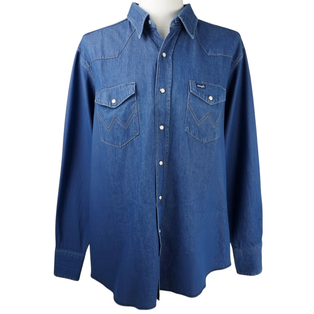 Vista frontale completa della camicia in denim Wrangler su manichino.
