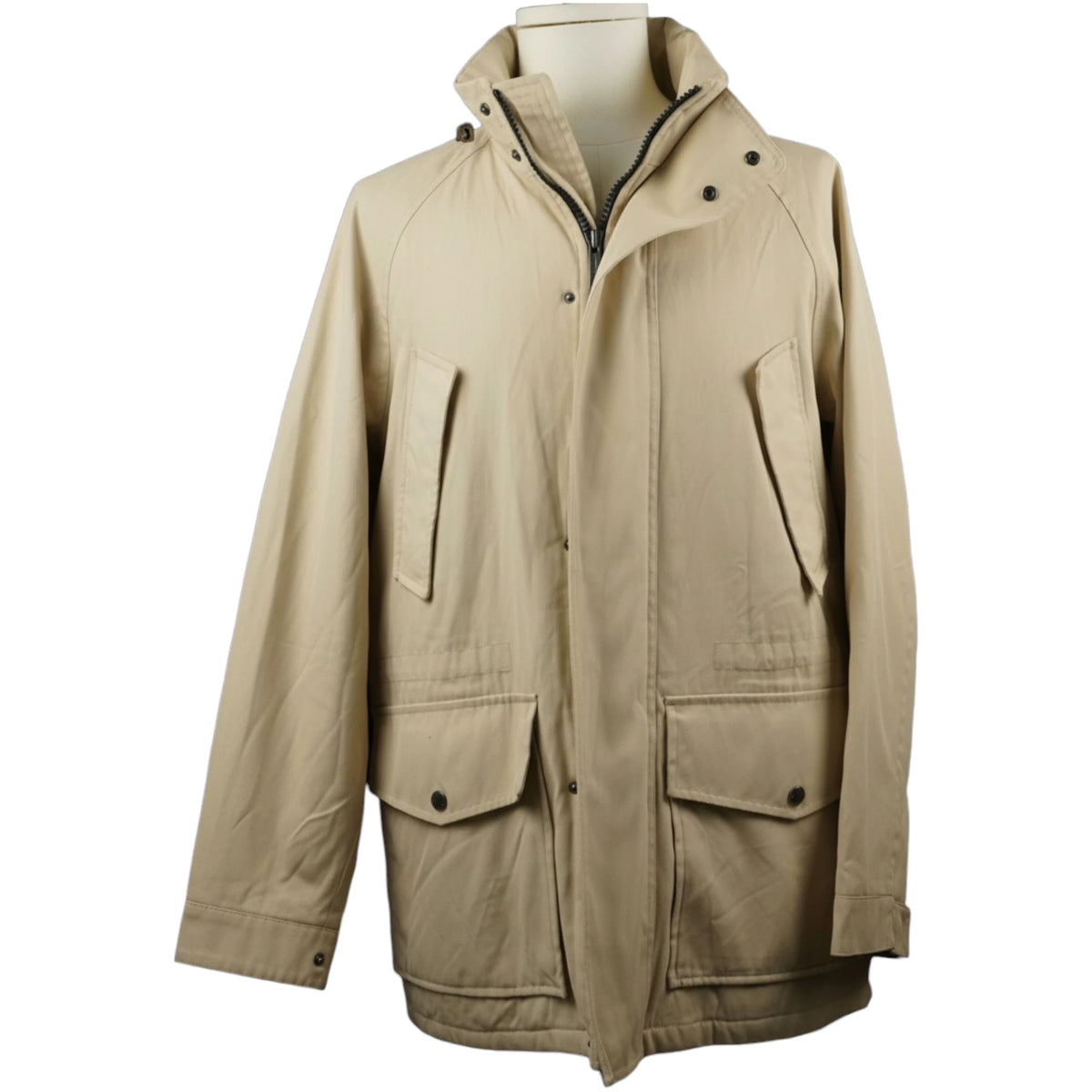 Vista frontale completa della giacca tecnica Burberry beige con grandi tasche applicate su manichino.
