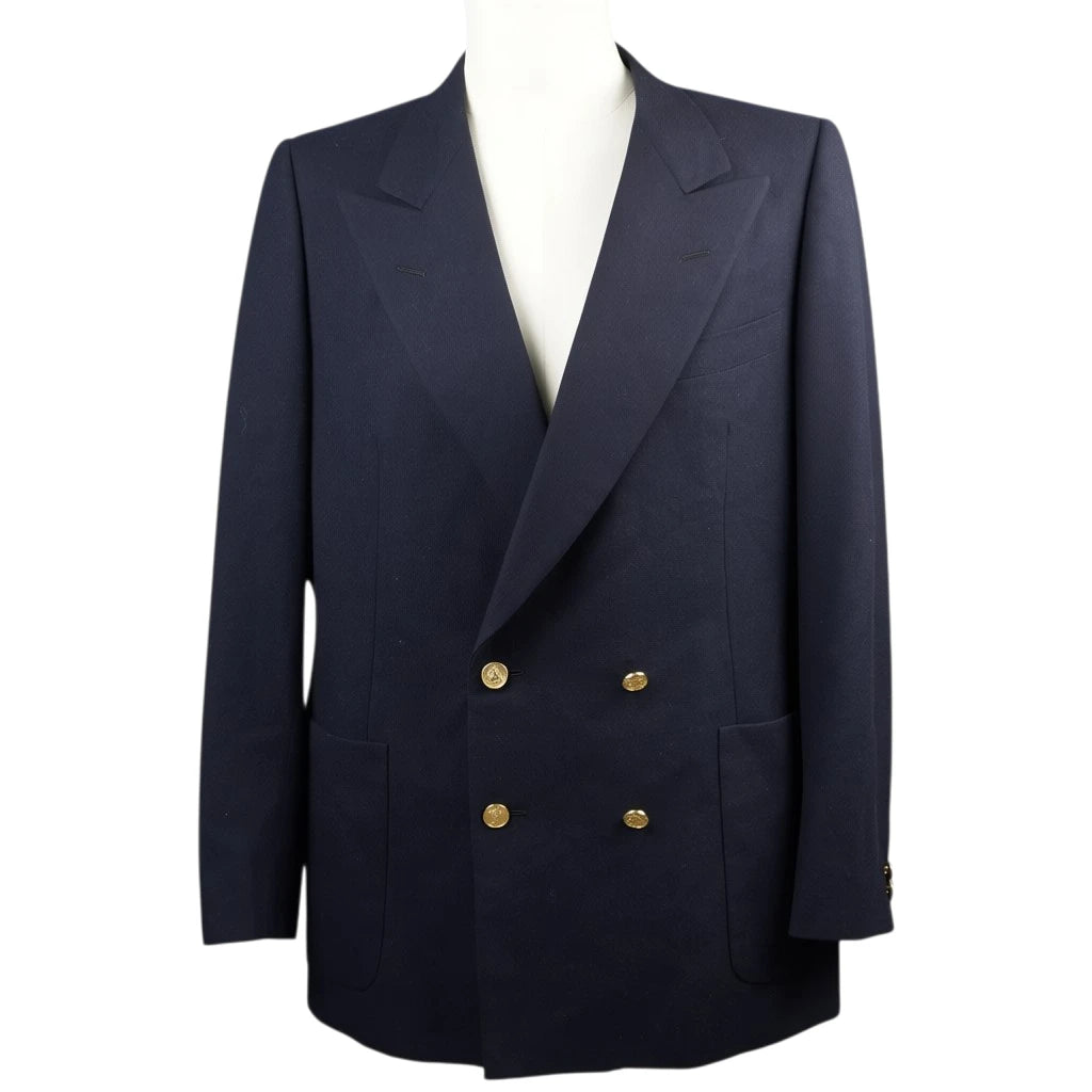  Vista frontale del blazer doppiopetto blu navy Burberrys con sei bottoni dorati su manichino.