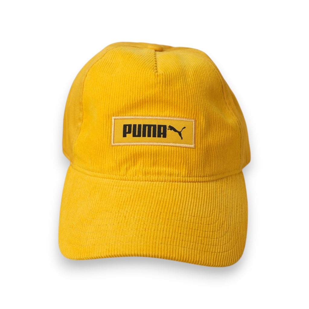 Vista frontale del cappello da baseball Puma in velluto a coste giallo.