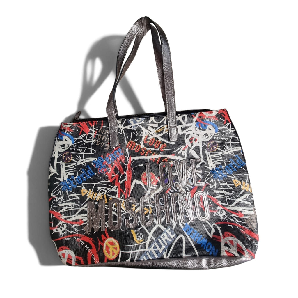 Vista frontale della borsa shopping Love Moschino nera con stampa graffiti e maxi logo metallizzato.