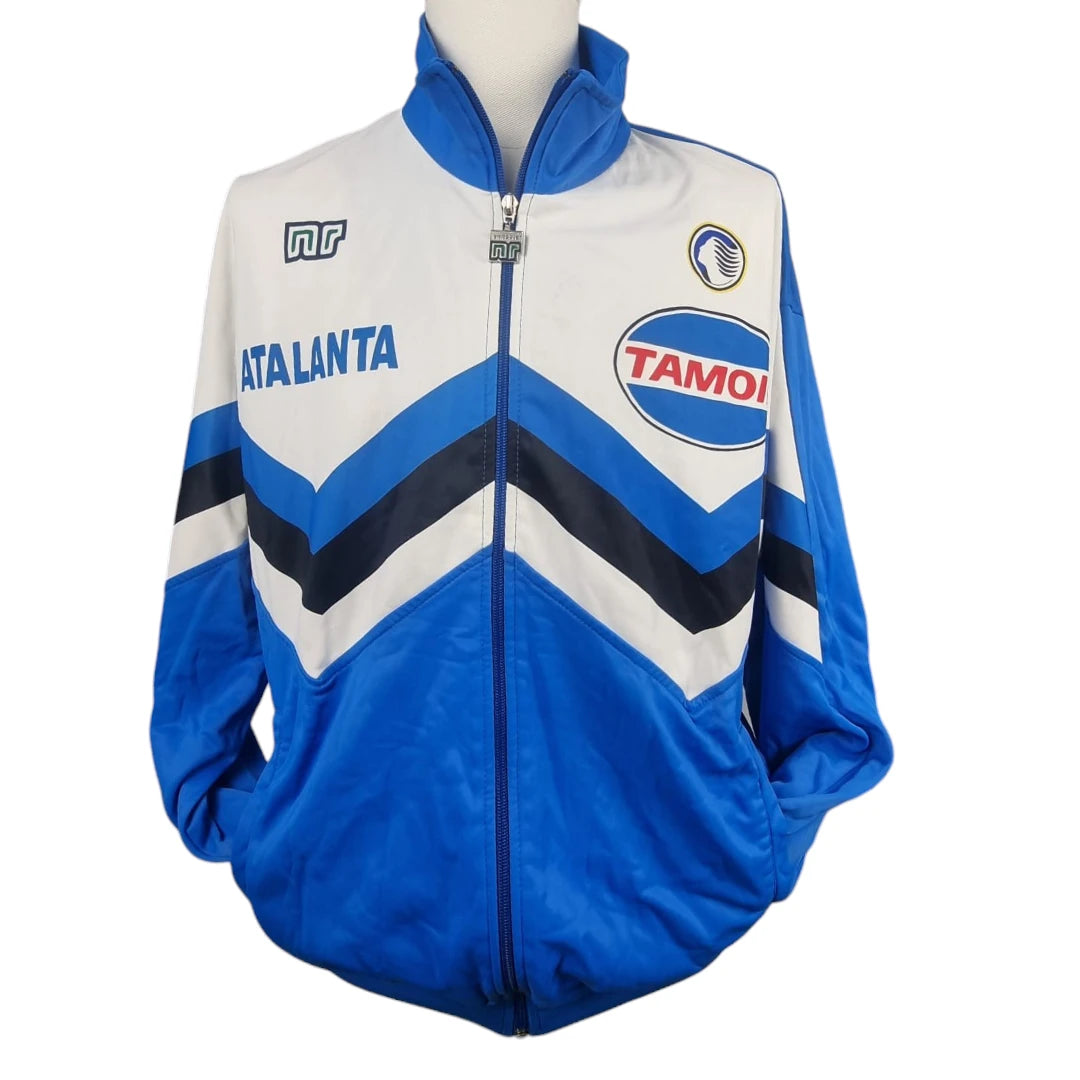  Vista frontale della giacca da allenamento vintage azzurra e bianca Atalanta Ennerre Tamoil su manichino.