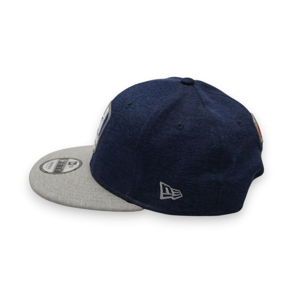  Vista laterale sinistra del cappello New Era blu navy melange con logo della bandiera ricamato in grigio chiaro.