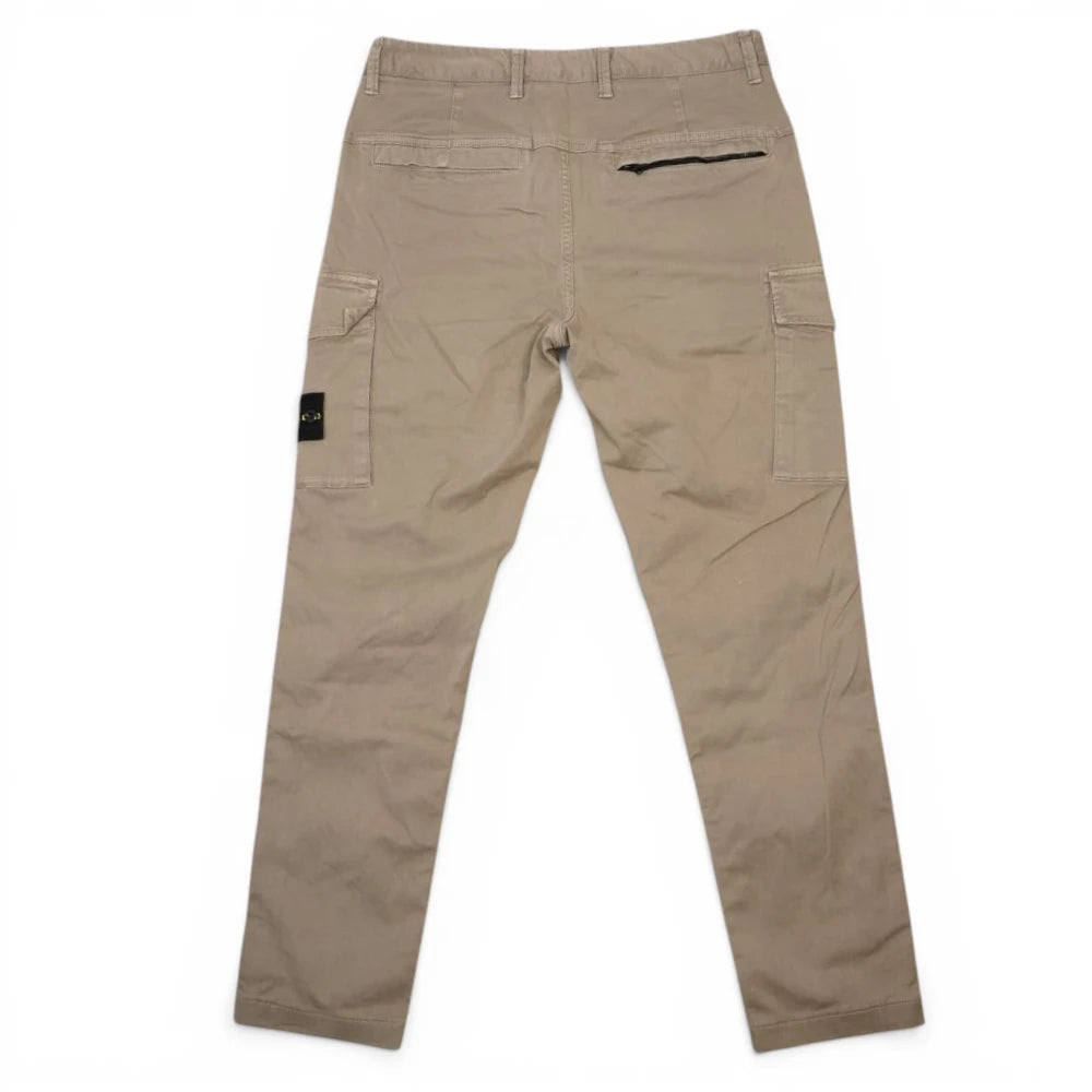 Vista posteriore dei pantaloni cargo Stone Island fango con tasca a filo dotata di zip nera.