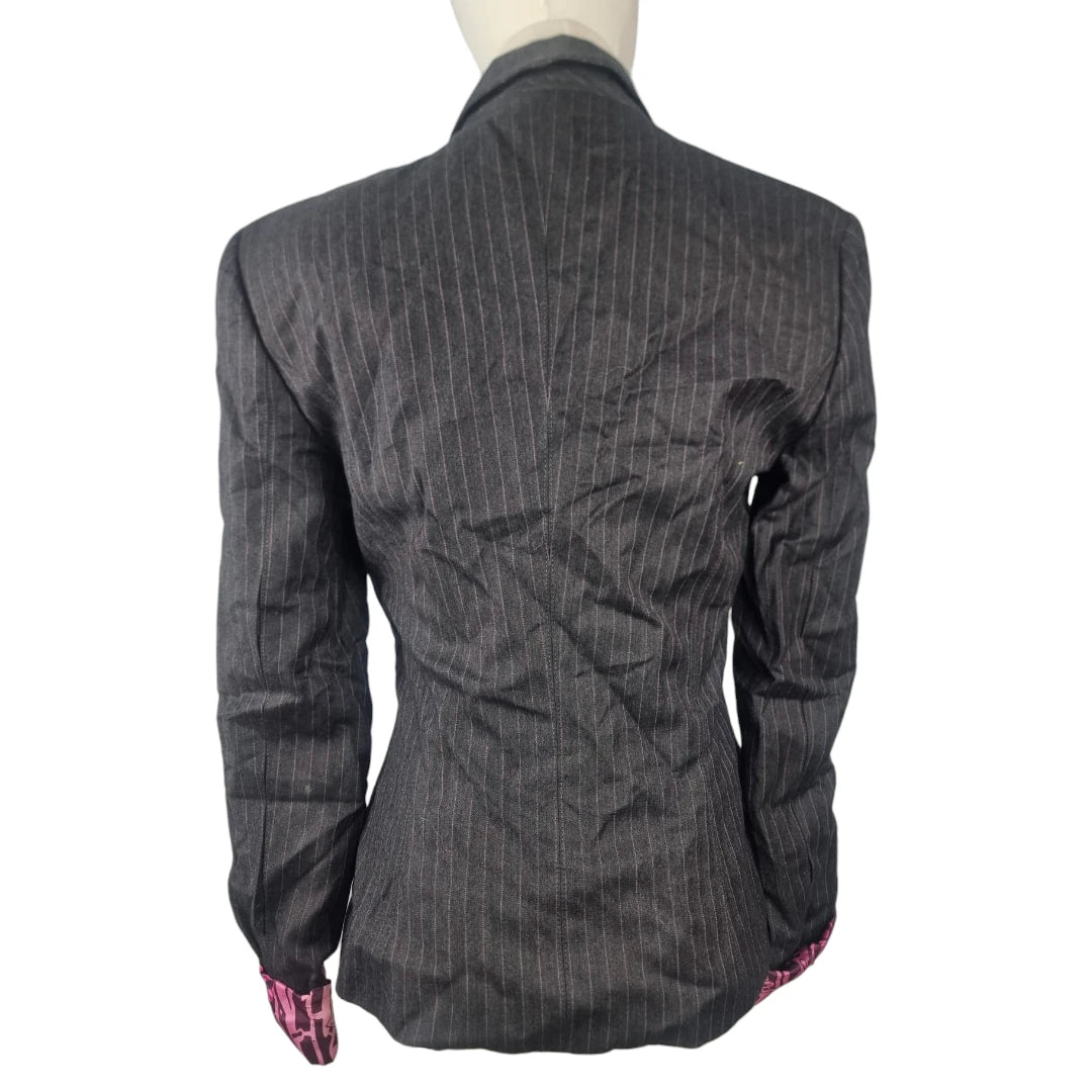  Vista posteriore del blazer gessato John Richmond con risvolto fucsia sui polsini.
