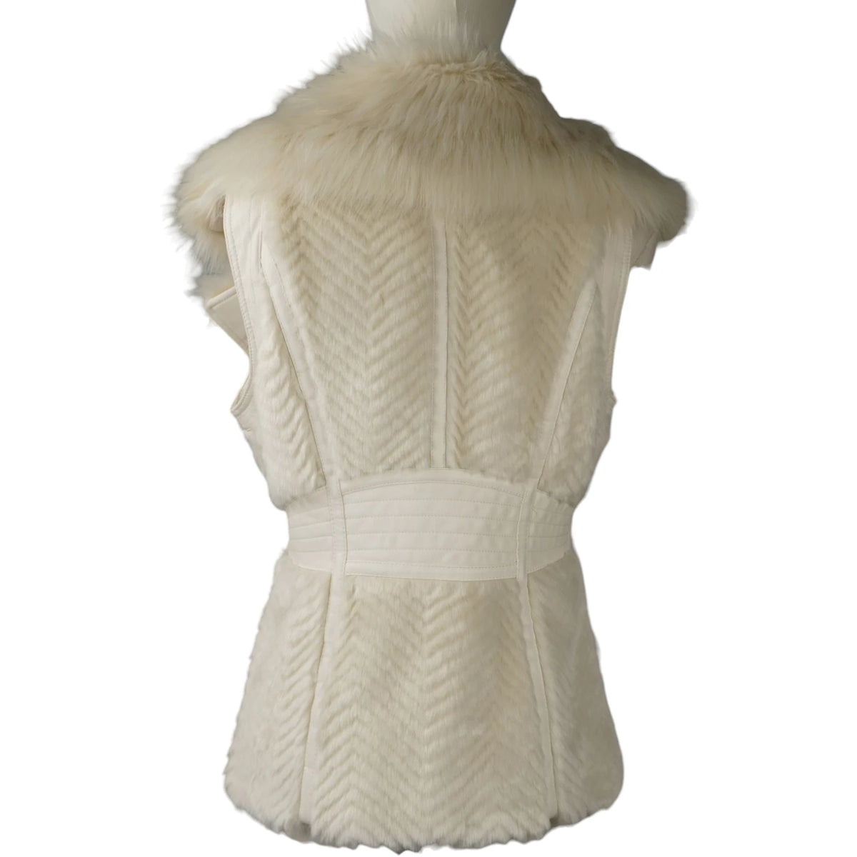  Vista posteriore del gilet Guess panna con dettaglio chevron e fascia in vita.