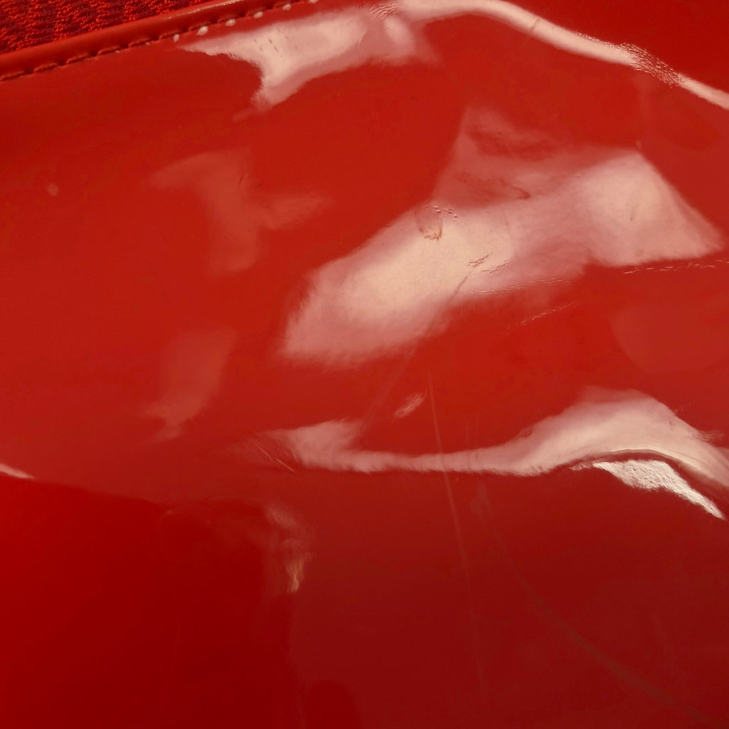  Vista posteriore della borsa a tracolla Kenzo in tessuto rosso con tracolla regolabile.
