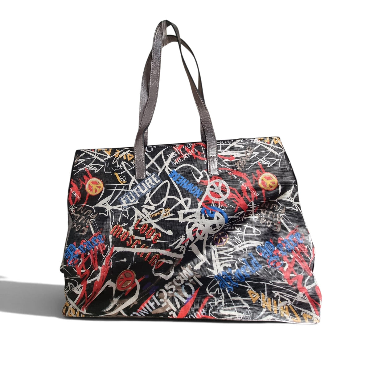 Vista posteriore della borsa tote Love Moschino con motivi grafici multicolor e doppi manici.