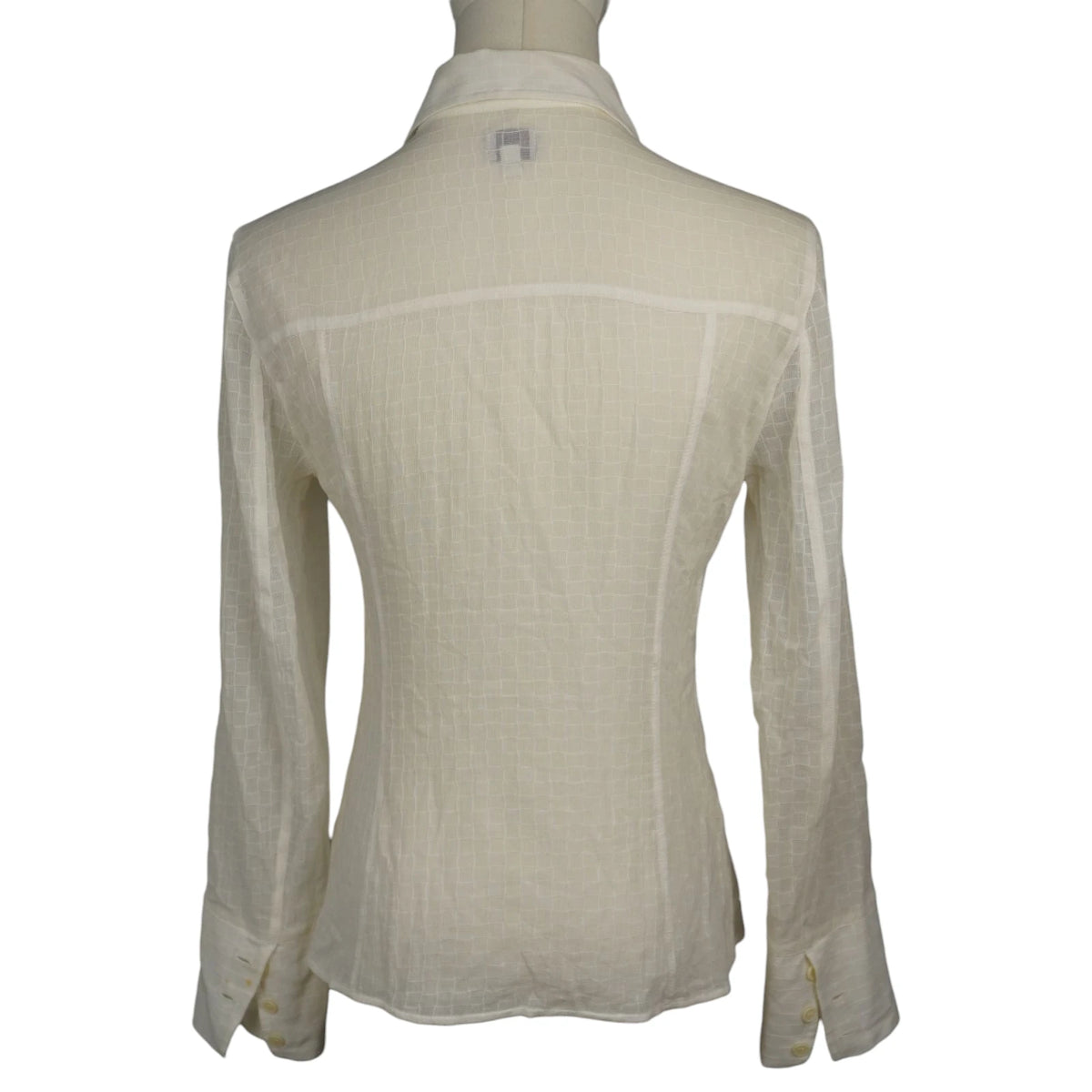  Vista posteriore della camicia in cotone con carré lineare e maniche lunghe.