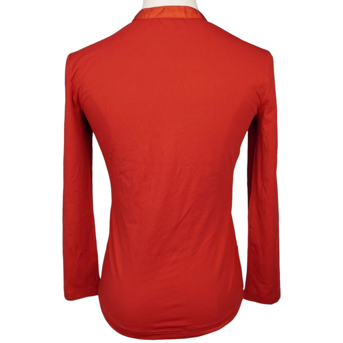 Vista posteriore della maglia tecnica sportiva rossa firmata Prada.