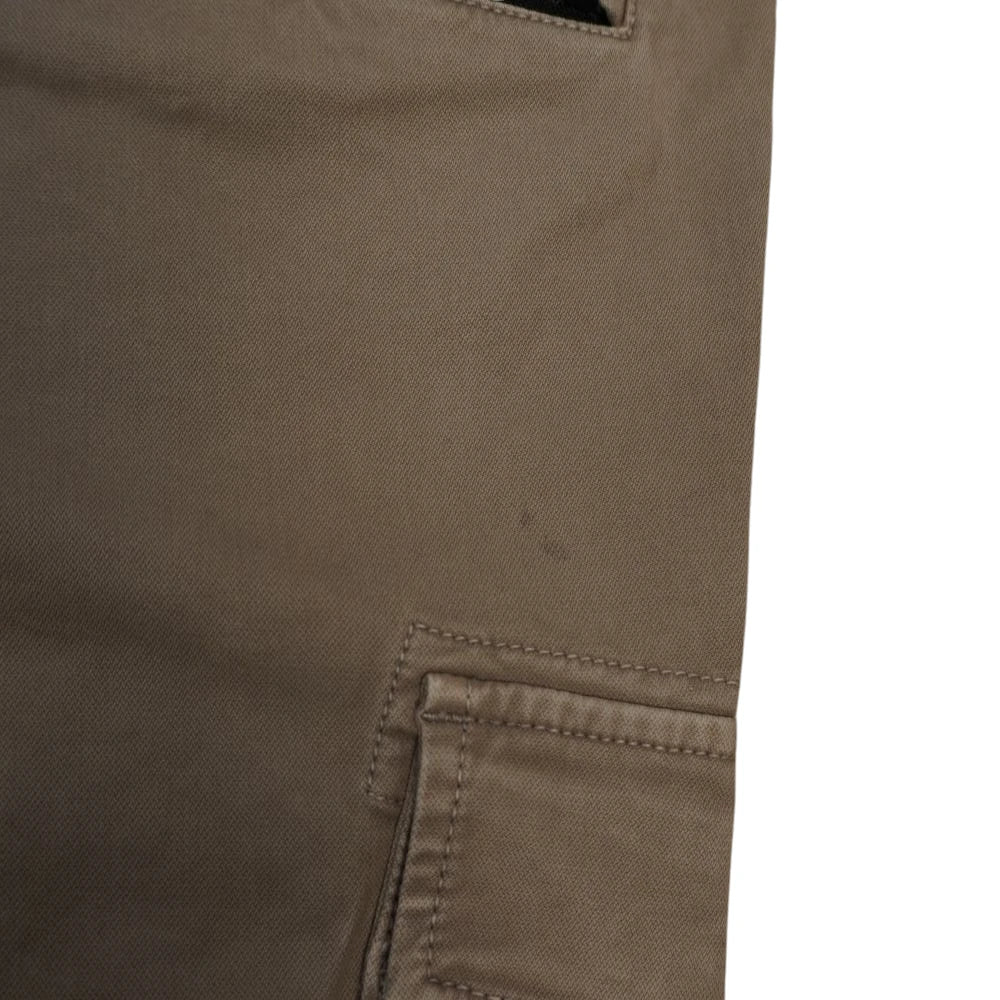 Zoom sul tessuto dei pantaloni cargo beige scuro che mostra una piccola macchia superficiale.