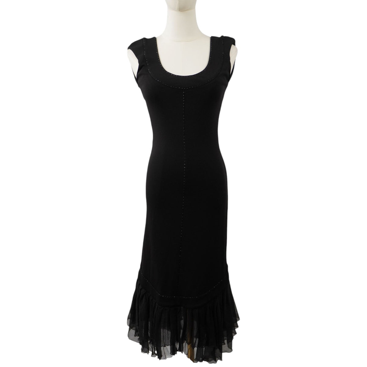 Vista frontale su manichino di un abito midi nero elegante VDP Via delle Perle smanicato, con profondo scollo rotondo e gonna fluida con balza in tulle e seta sull'orlo.
