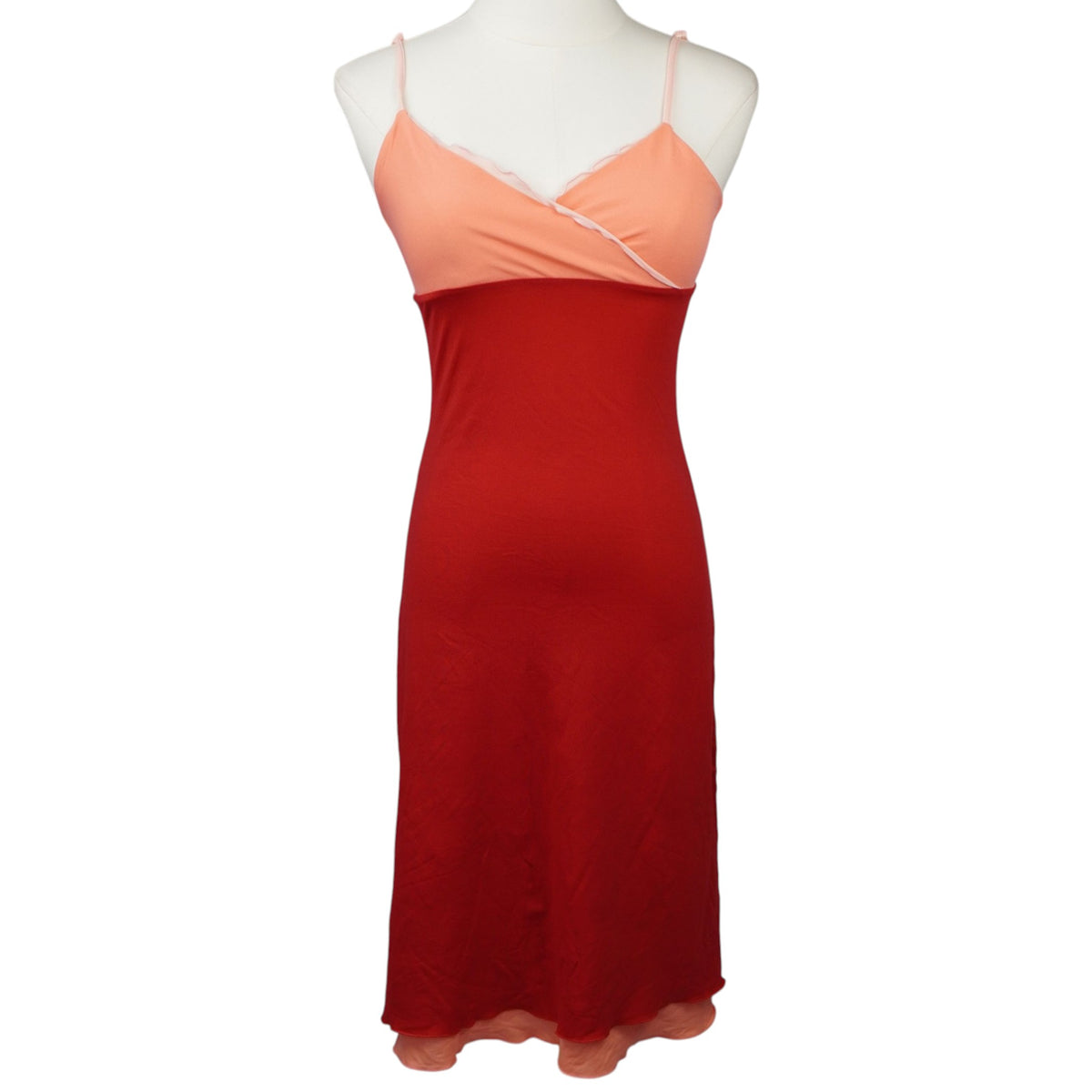 Abito sottoveste vintage Onyx bicolore rosso e rosa pesca su manichino, stile impero e taglio Y2K.