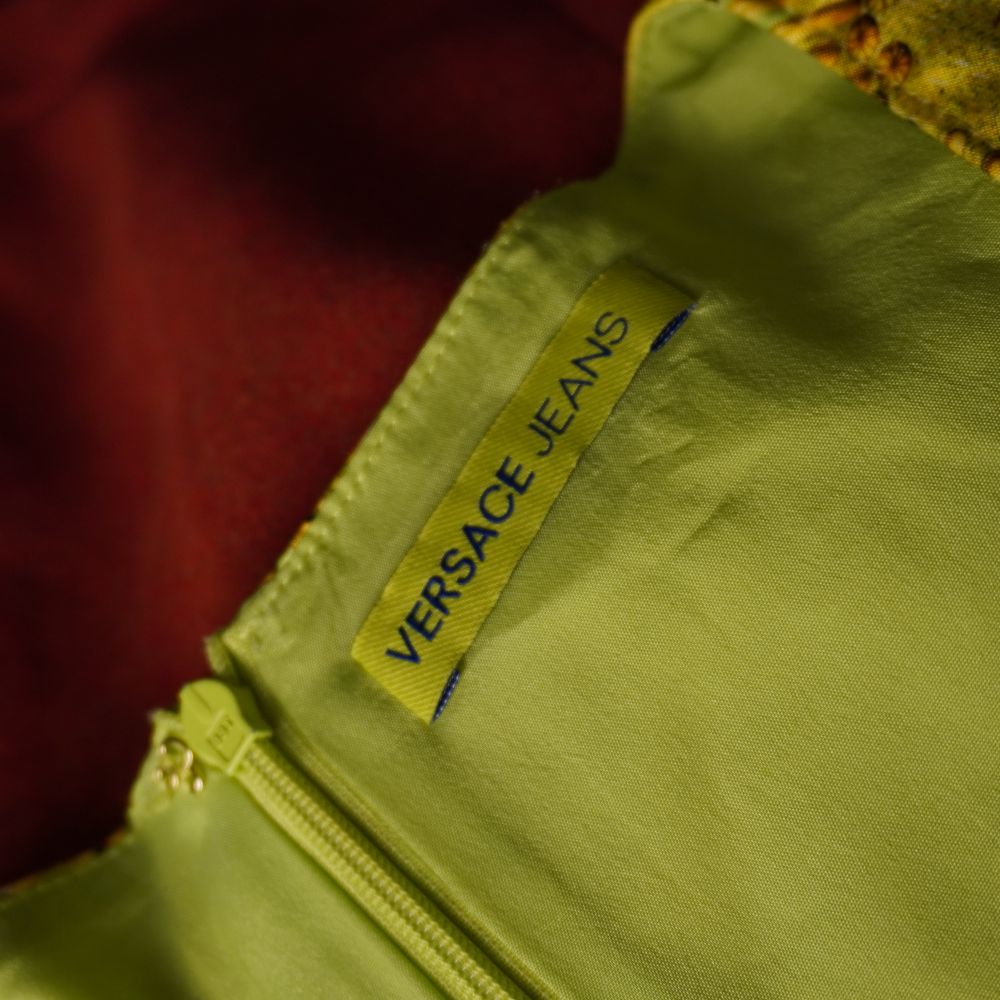 abito-tubino-stampa-barocca-giallo-versace-jeans