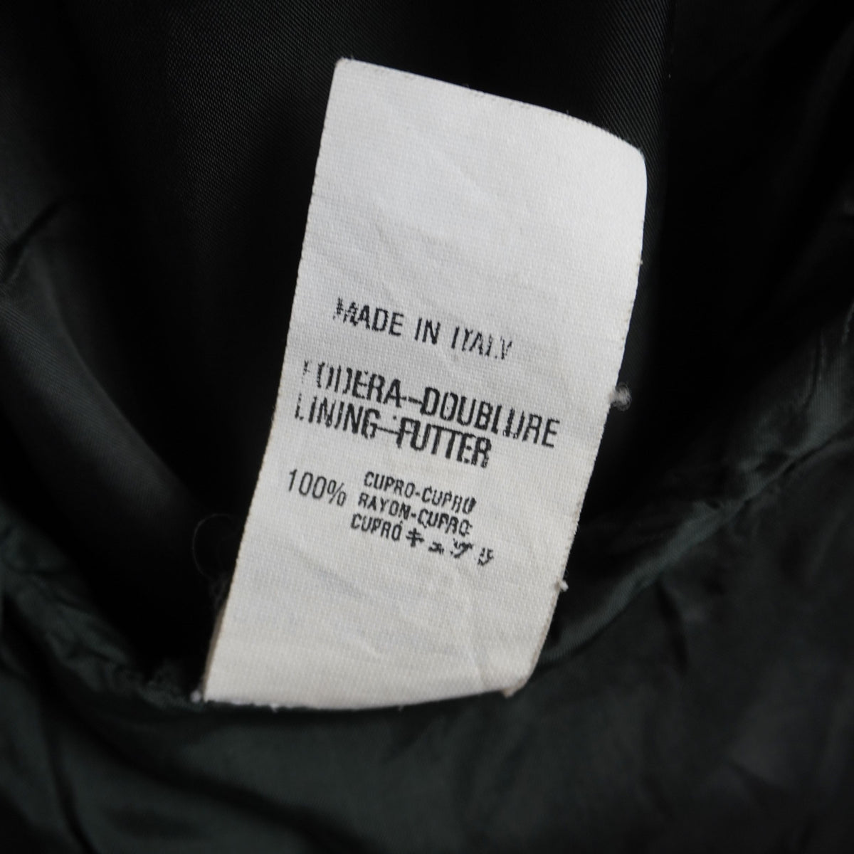 Etichetta interna di produzione che attesta la manifattura 100% Made in Italy del capospalla d'archivio