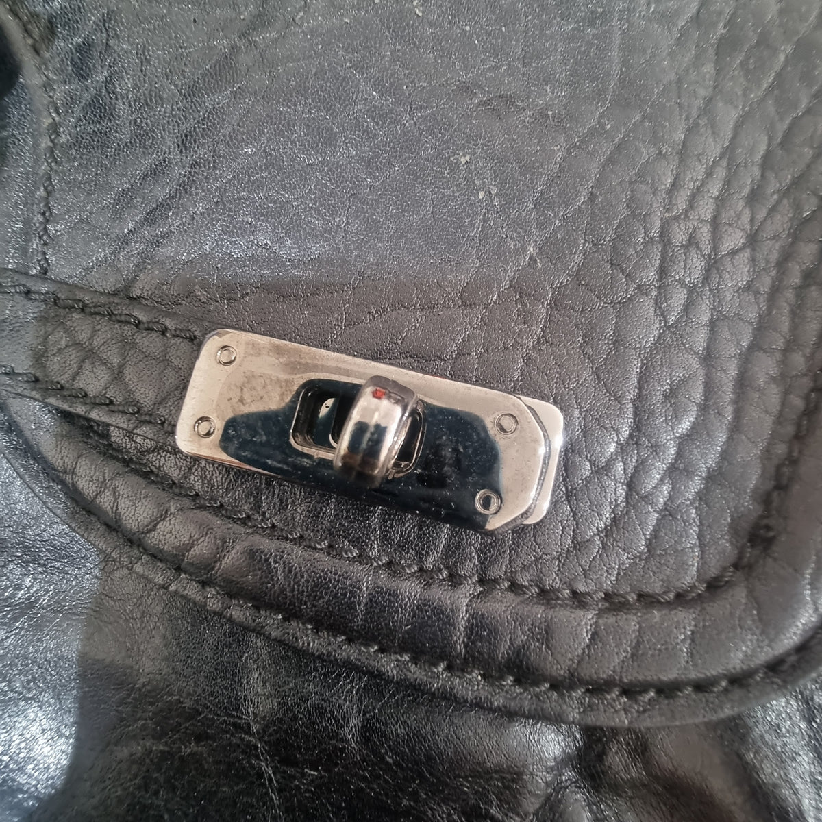 borsa-bauletto-pelle-nera-moschino