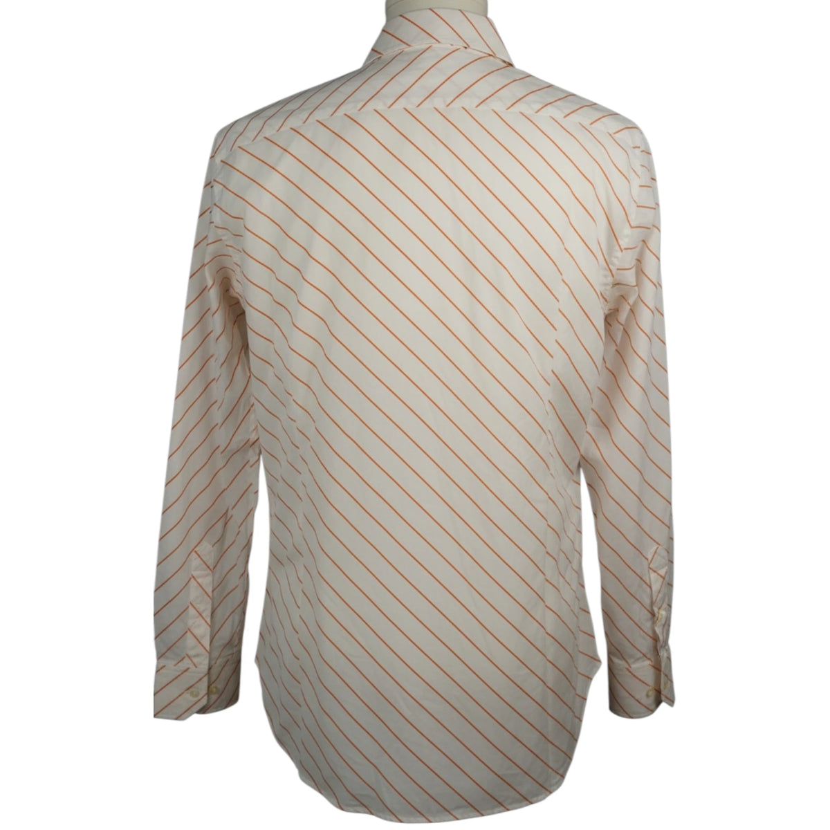 Vista posteriore della camicia Etro a righe diagonali che mostra il carrè superiore tagliato a contrasto geometrico.