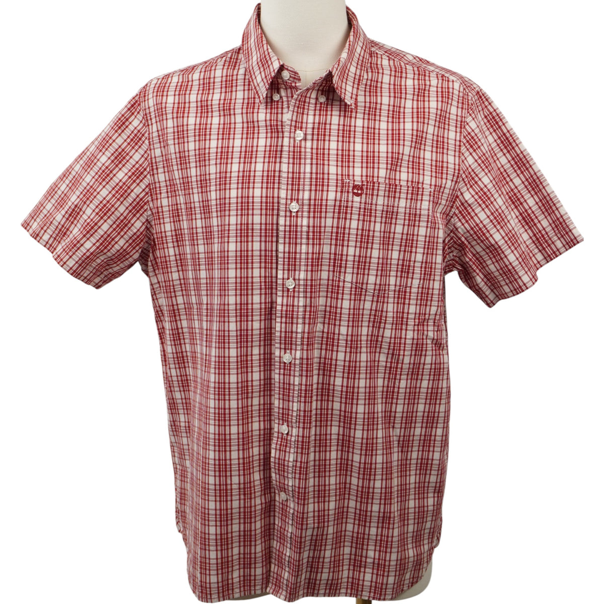 Camicia Timberland a maniche corte da uomo a quadri rossi e bianchi, vista frontale su manichino con colletto button-down.