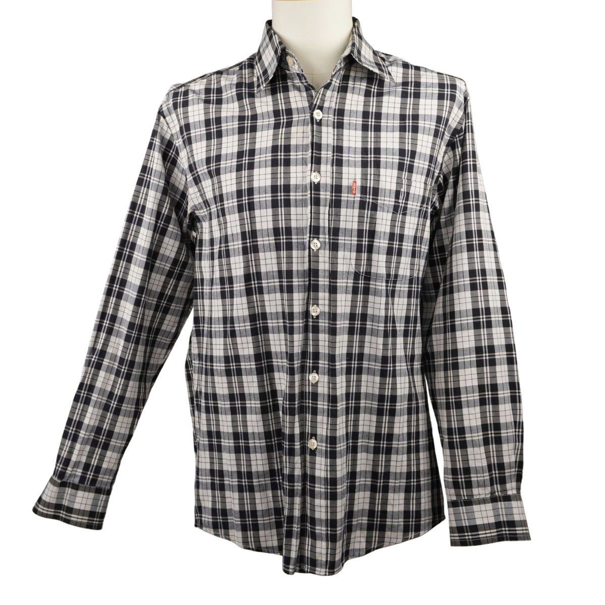 Camicia vintage Levi's Orange Tab a quadri bianco e nero da uomo, vista frontale su manichino, maniche lunghe in cotone anni 90.