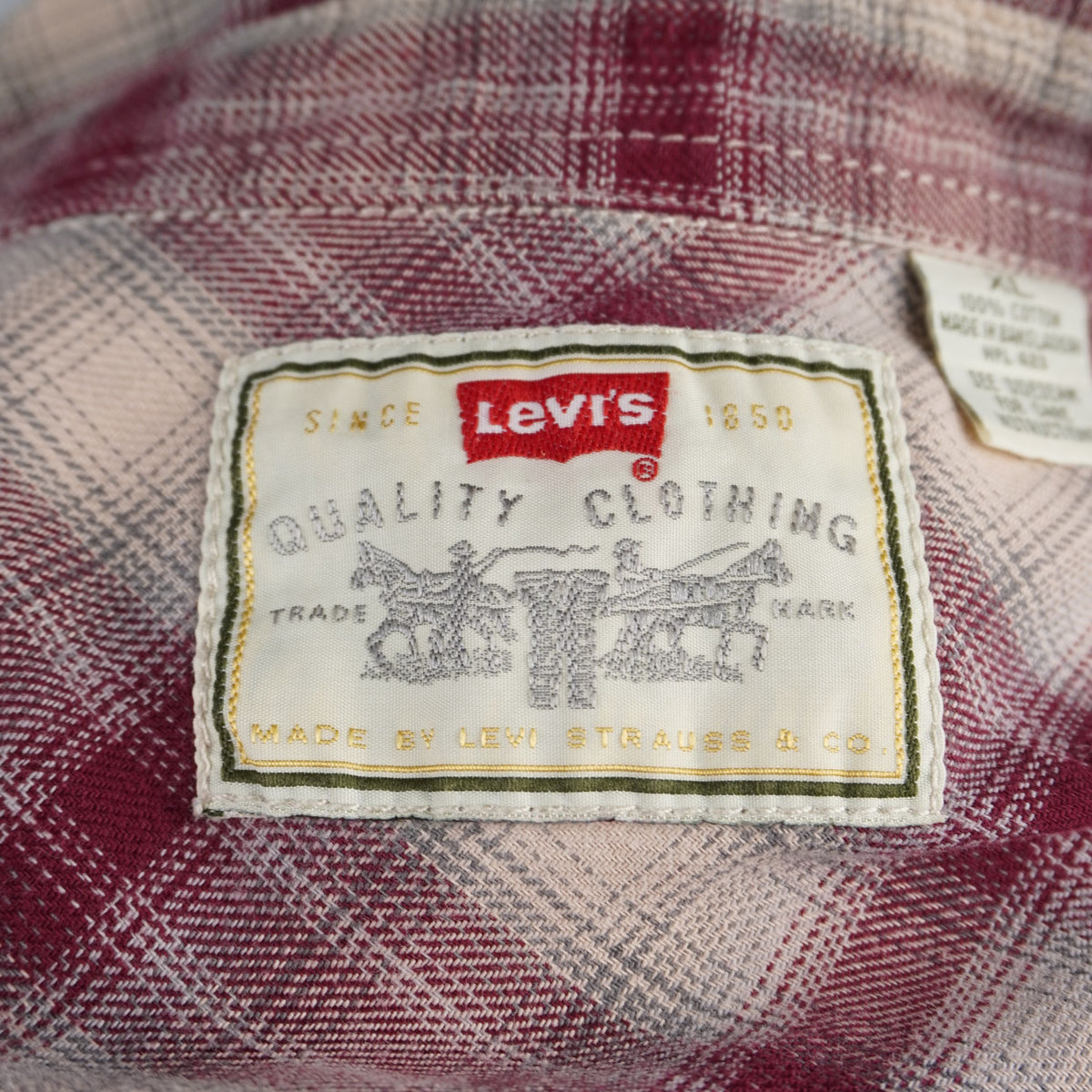 Etichetta interna con istruzioni di lavaggio e materiale 100% puro cotone, dettaglio di autenticità della camicia Levi's.