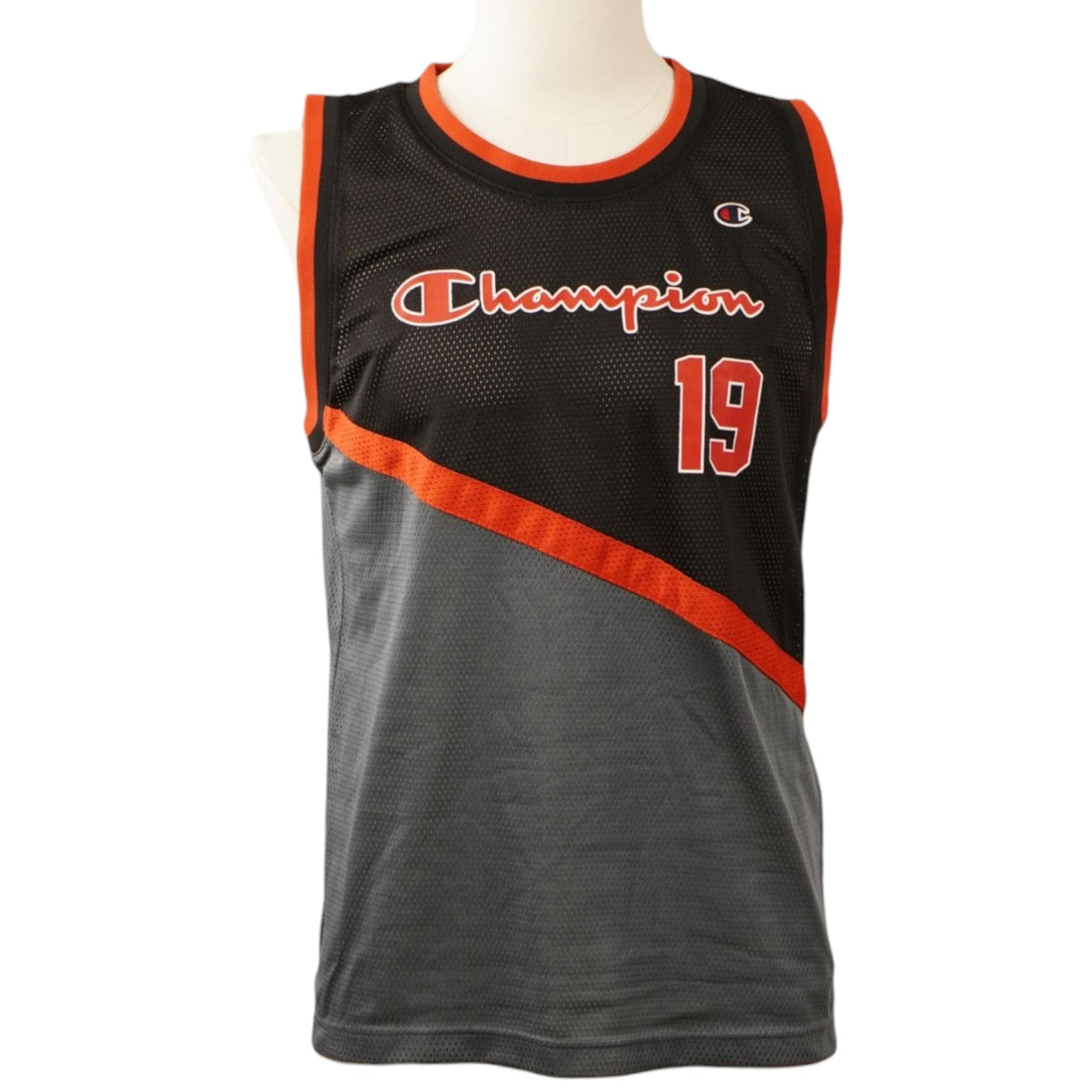 Vista frontale della canotta da basket Champion Heritage bicolore nera e grigia con dettagli arancioni su manichino.