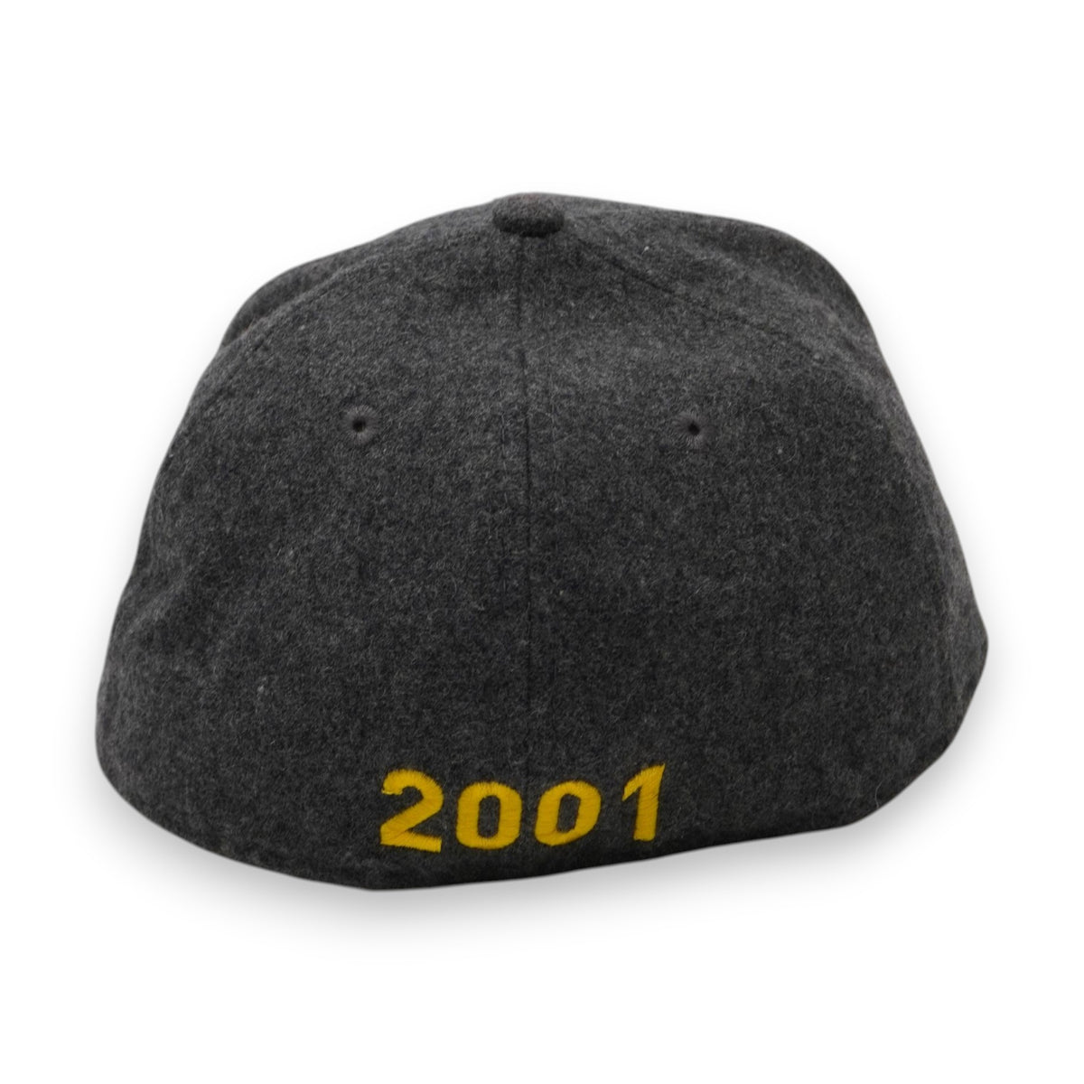 Vista posteriore del cappellino New Era con l'anno di fondazione "2001" ricamato in giallo a contrasto sulla corona grigia.