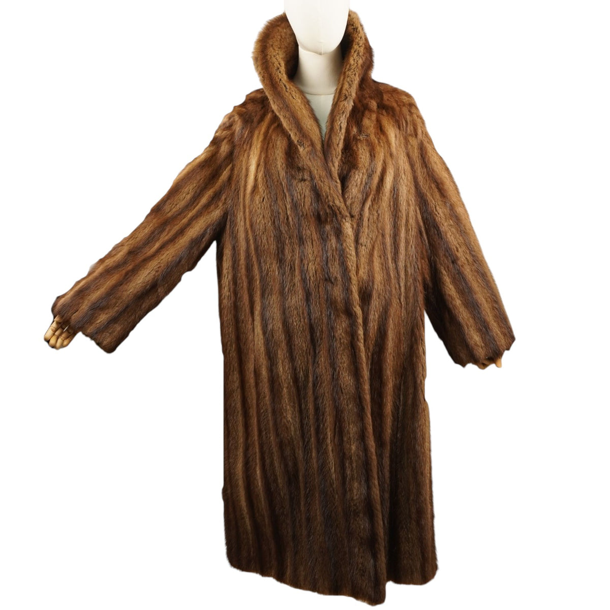Vista frontale completa del cappotto lungo vintage in vera pelliccia di visone marrone Pelz-Schaal esposto su manichino.