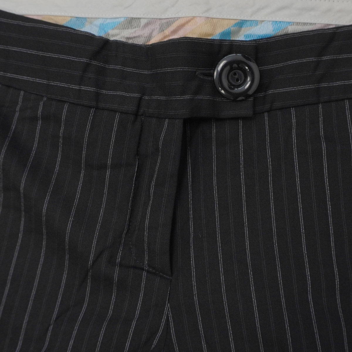 Dettaglio ravvicinato della chiusura con bottone e tessuto gessato dei pantaloni M Missoni