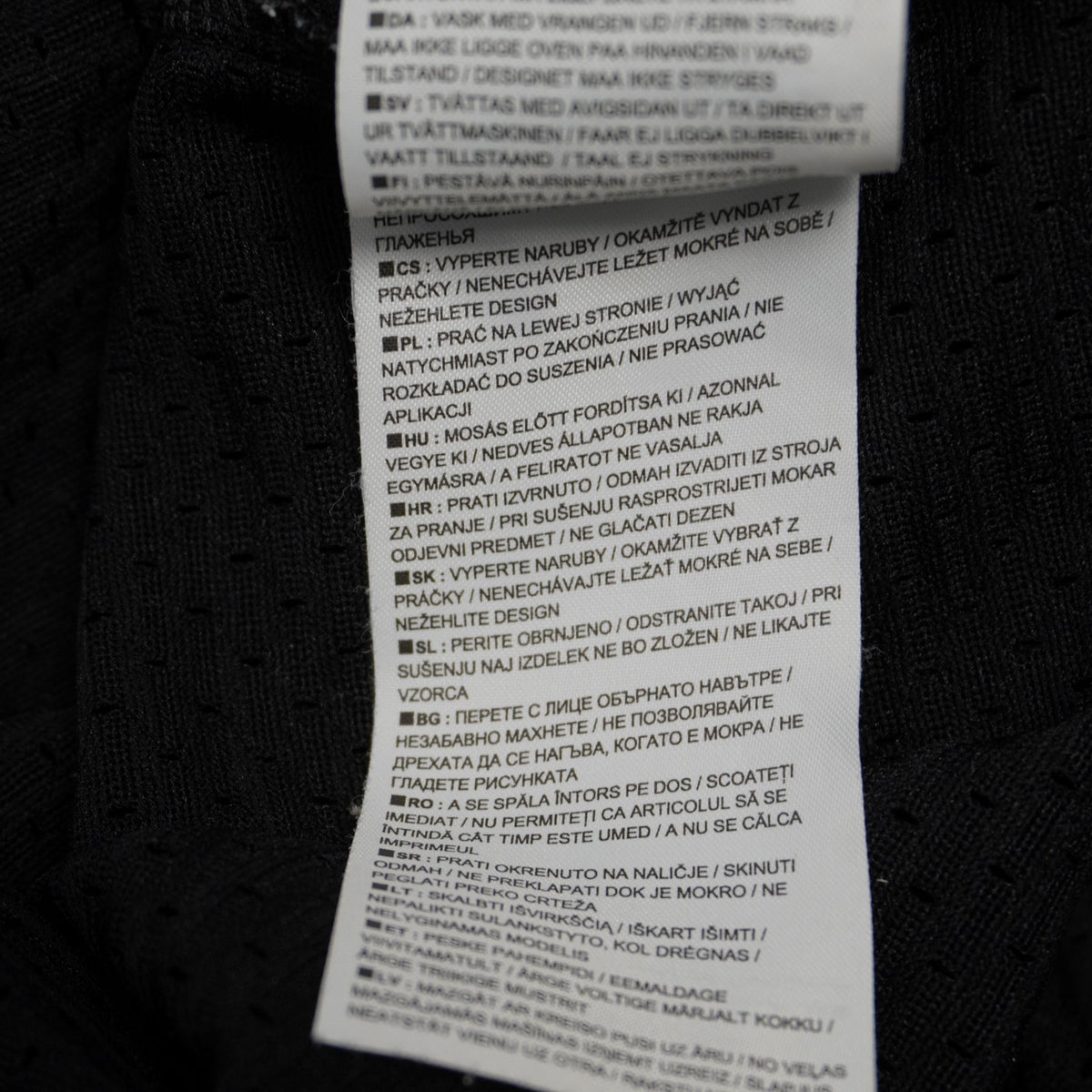 Dettaglio dell'etichetta interna con codice stile Nike 913964-010 per la verifica dell'autenticità e del modello originale.