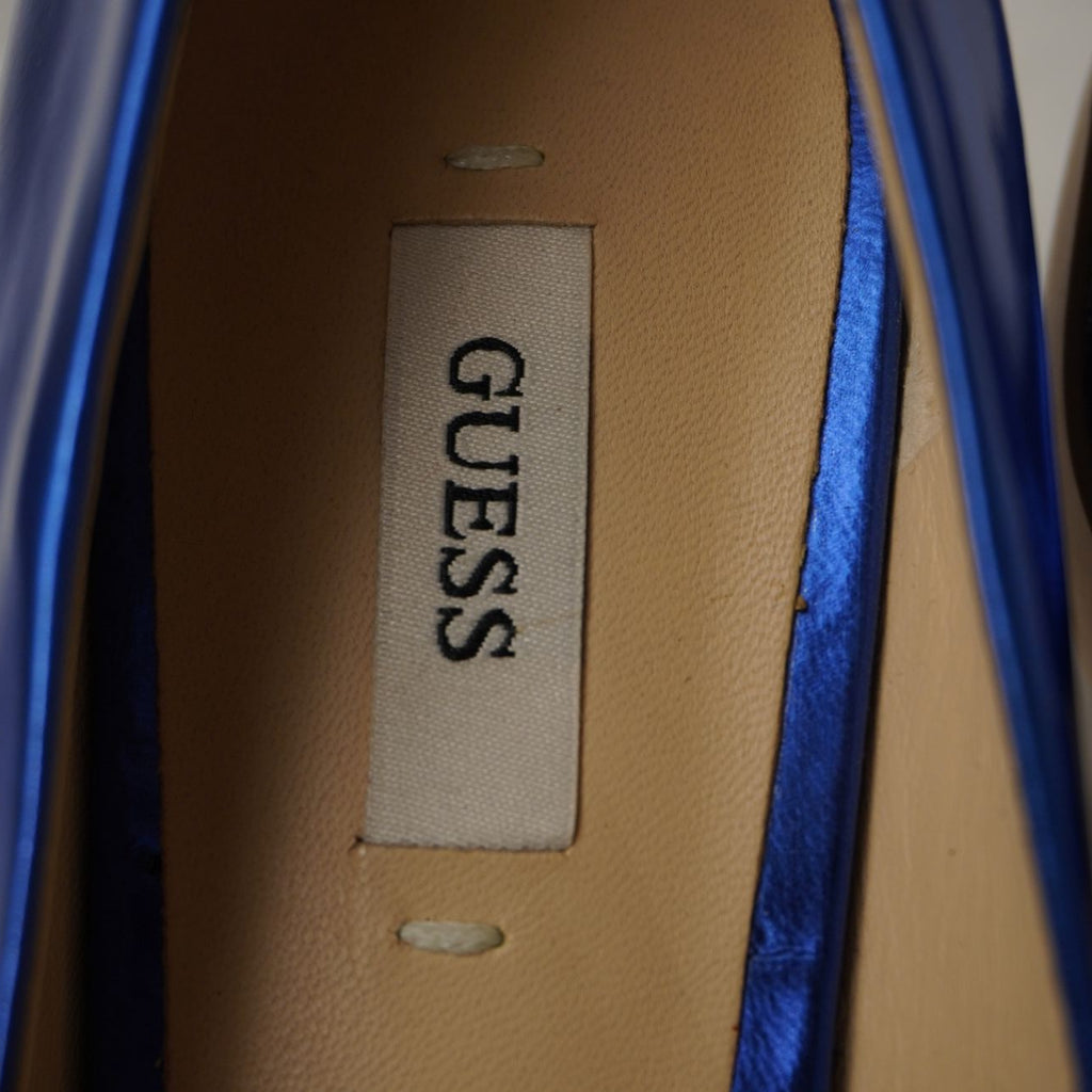 decollete-a-punta-guess-pelle-laminata-blu-elettrico-metallizzato-tacco-spillo