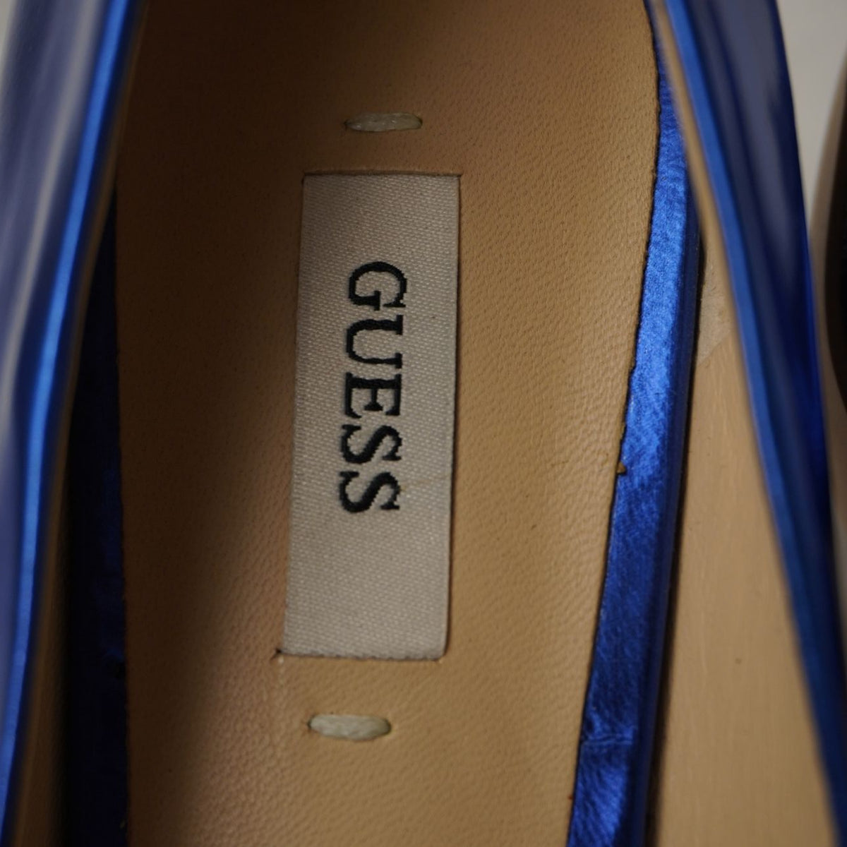 decollete-a-punta-guess-pelle-laminata-blu-elettrico-metallizzato-tacco-spillo