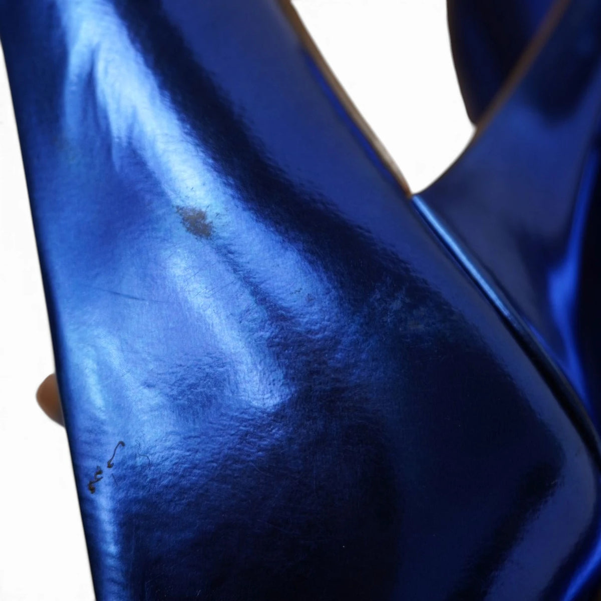 decollete-a-punta-guess-pelle-laminata-blu-elettrico-metallizzato-tacco-spillo