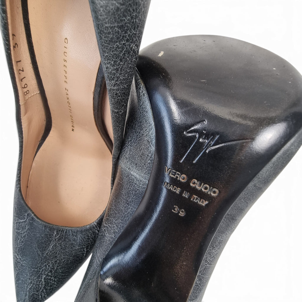 decollete-giuseppe-zanotti-pelle-anticata-grigio-scuro-tacco-spillo-metallo_1
