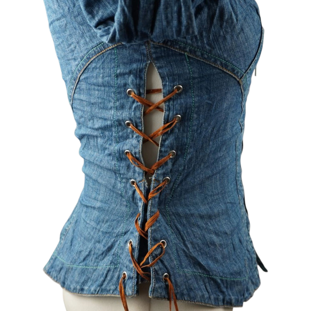 Allacciatura laterale a corsetto con stringhe in cuoio marrone e occhielli metallici su camicia jeans Cavalli