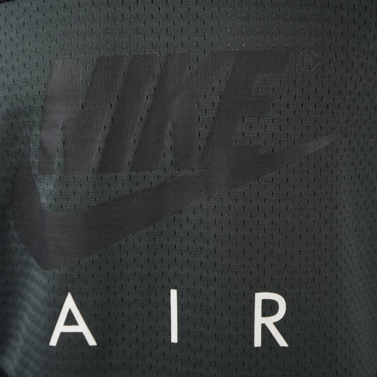 Primo piano del logo Nike Air serigrafato sul petto con finitura opaca e scritta AIR bianca a contrasto.