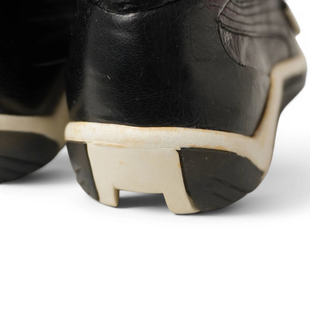 Dettaglio tallone e suola posteriore ingiallita sneaker Puma x Alexander McQueen Scythe Mid