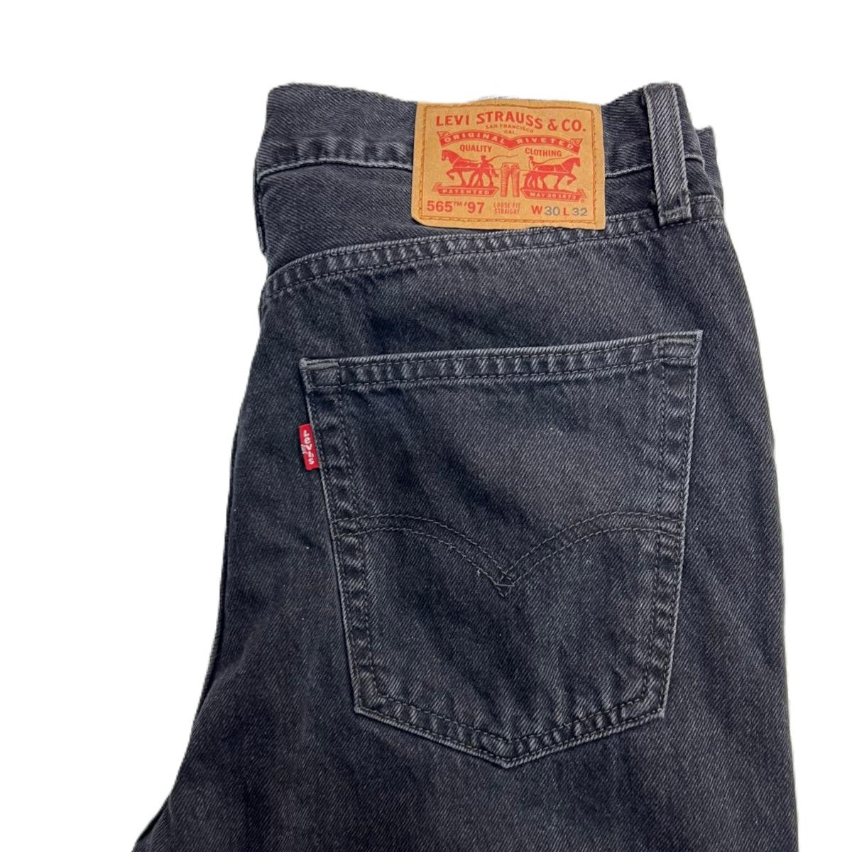 ettaglio della tasca posteriore con l'iconica Red Tab e la patch in cuoio arancione Levi's celebrativa dei 150 anni.