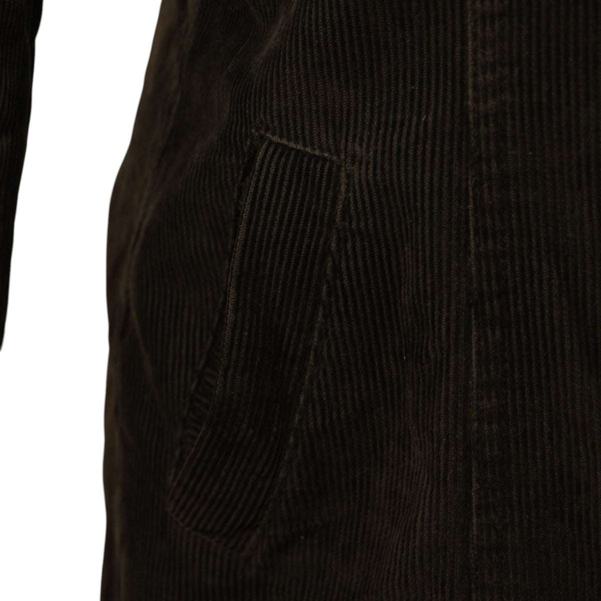 Primo piano della texture del tessuto in denim nero lavato e delle finiture laterali.