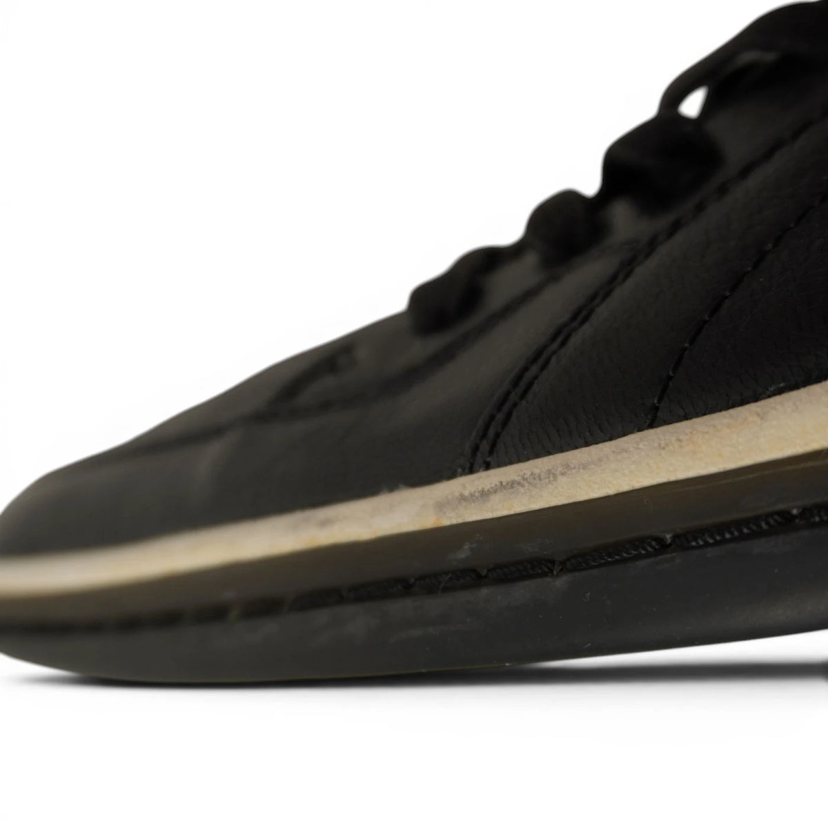 Dettaglio usura e graffi su battistrada in gomma nero e bianco sneaker Puma x Alexander McQueen