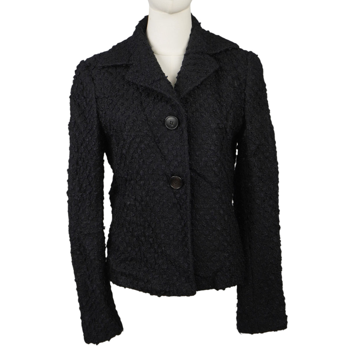 Vista frontale della giacca blazer monopetto nera in tessuto bouclé Dolce & Gabbana taglia 44 IT su manichino.
