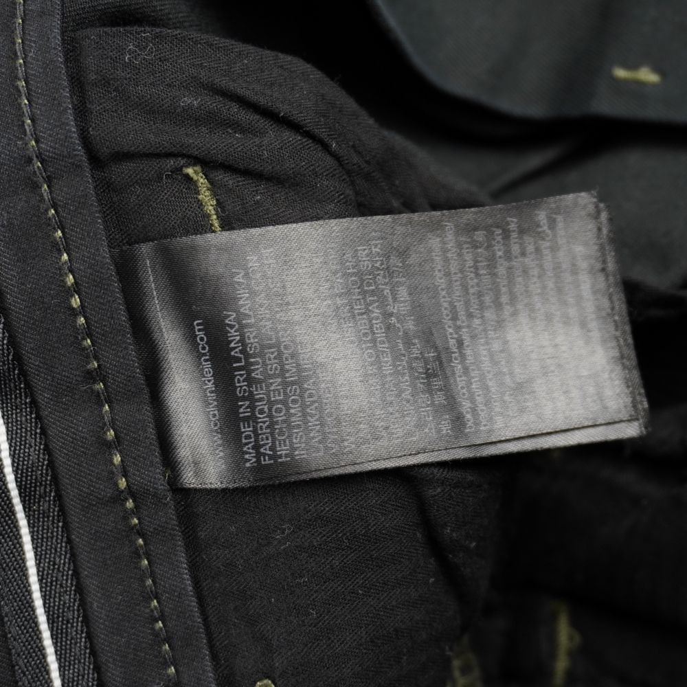 Etichetta interna di lavaggio e provenienza Made in Sri Lanka dei pantaloni cargo neri