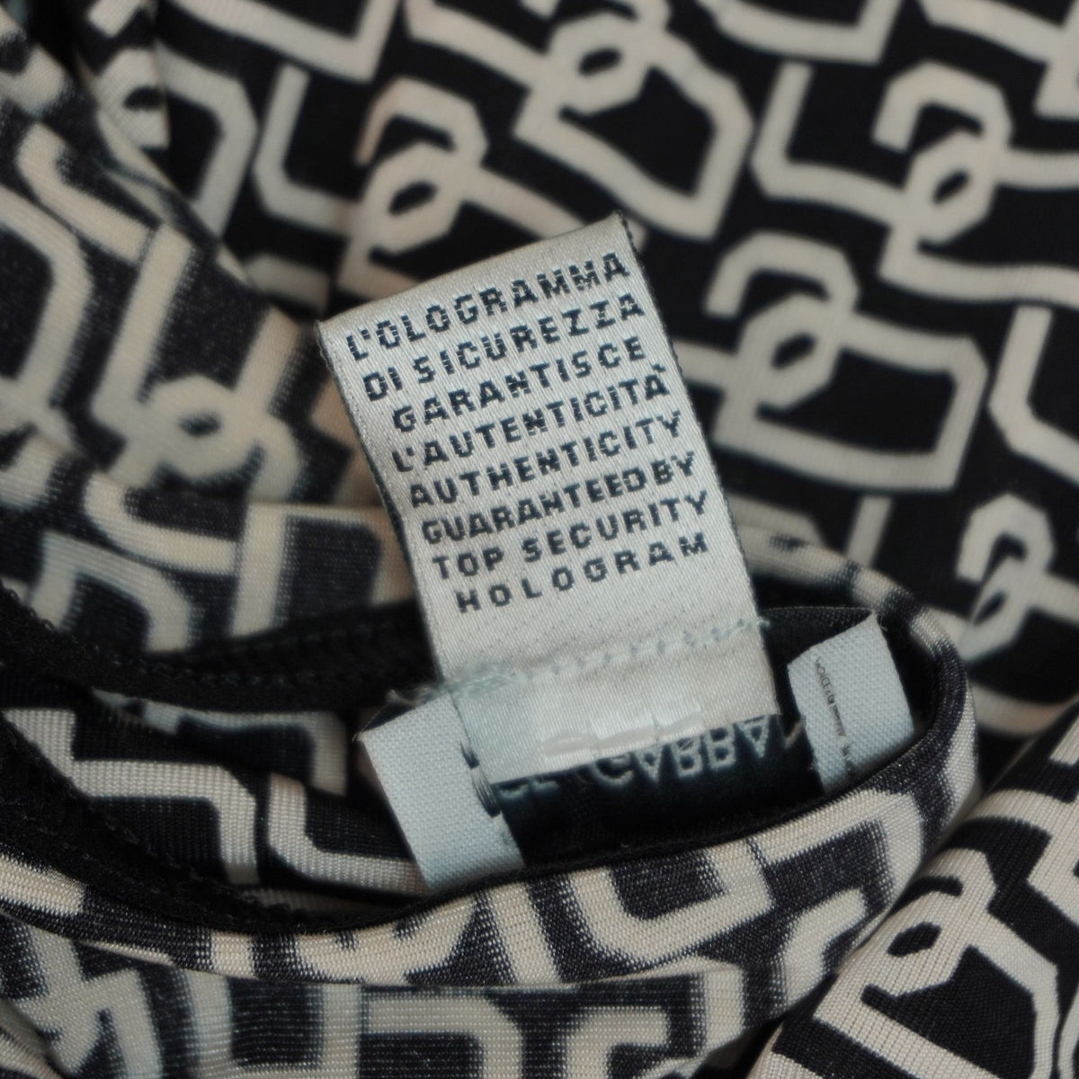 Particolare delle etichette interne di lavaggio e composizione del jersey di cotone elasticizzato.